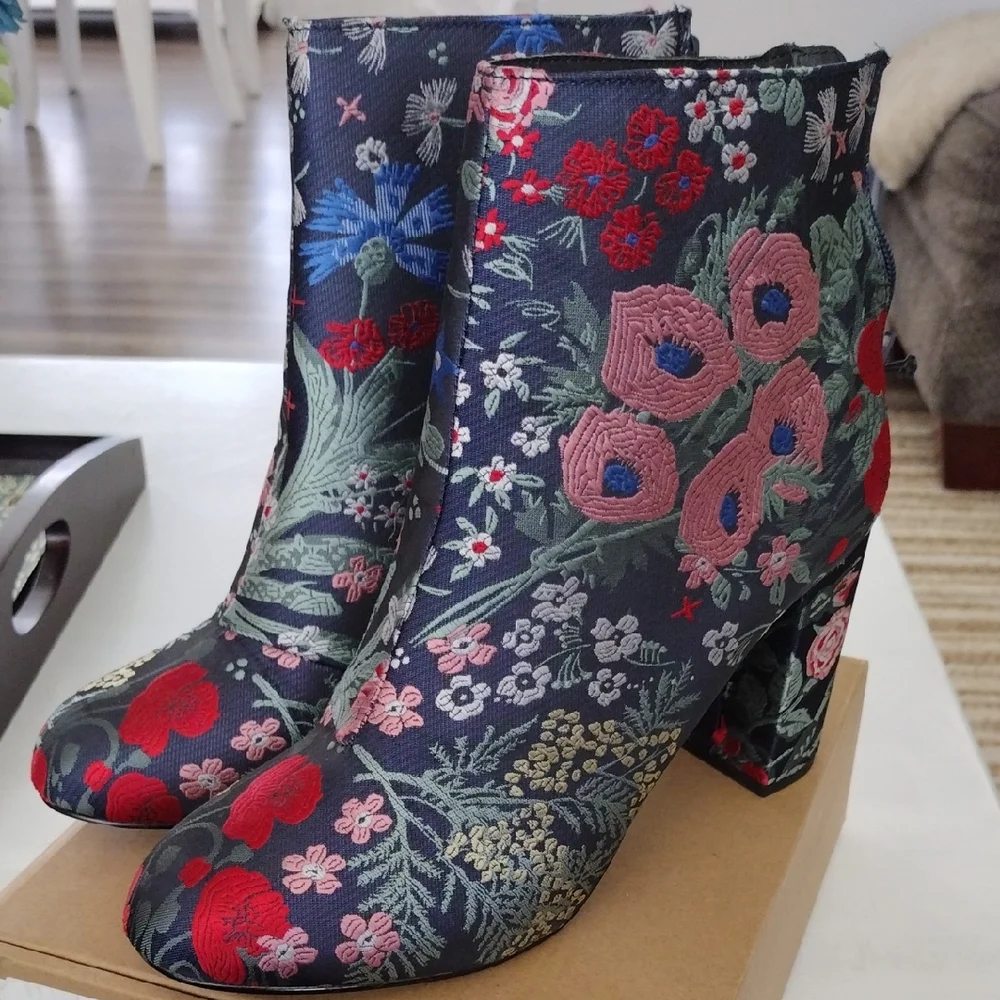 Floral Embroidered Ankle Boots - Sz 9 - Picture 1 of 3